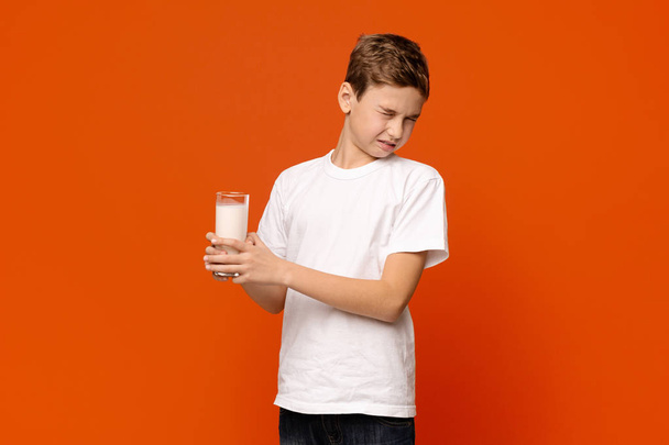 かわいい男の子はミルクを飲みたくない - 写真・画像