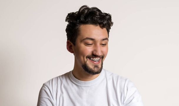 Портрет молодого чоловіка з брекетами, що посміхаються. Щасливий молодий чоловік
 - Фото, зображення