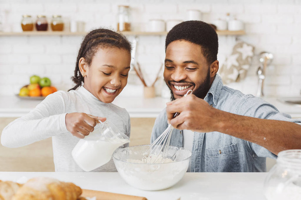 Vater und Tochter kochen gemeinsam - Foto, Bild