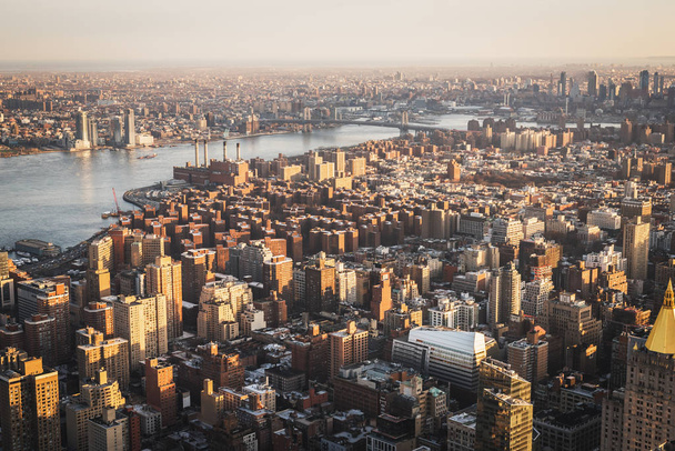 Воздушный пейзаж на Манхэттене на закате
 - Фото, изображение