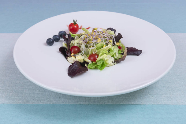 Смесь салата из бобов, изолированного на белой тарелке. веганская, сырая пища
 - Фото, изображение
