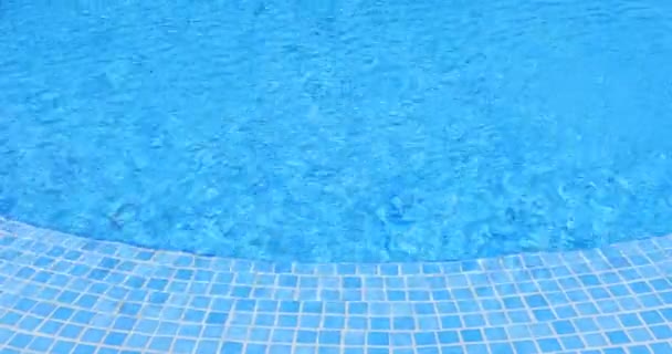 κυματισμοί νερού στην πισίνα, μπλε κεραμίδι φόντο, 4K έτοιμο για βρόχο - Πλάνα, βίντεο