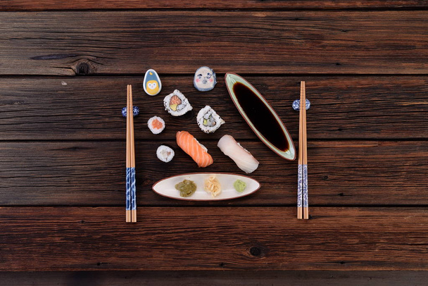Preparado con sushi sobre la mesa
 - Foto, Imagen