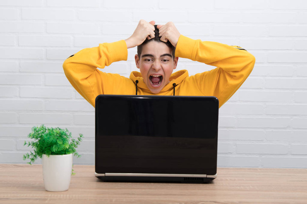Junge schreien wütend mit dem Laptop - Foto, Bild