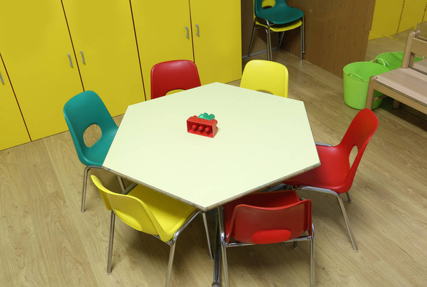 sedie basse e tavolo esagonale di una classe d'asilo infantile
 - Foto, immagini