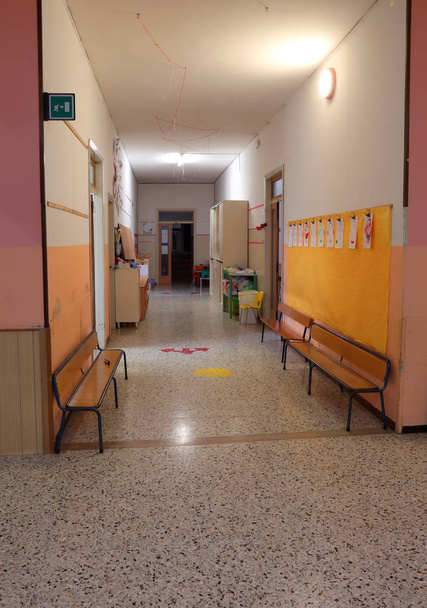 μακρύ διάδρομο μέσα σε ένα σχολείο χωρίς τα παιδιά - Φωτογραφία, εικόνα