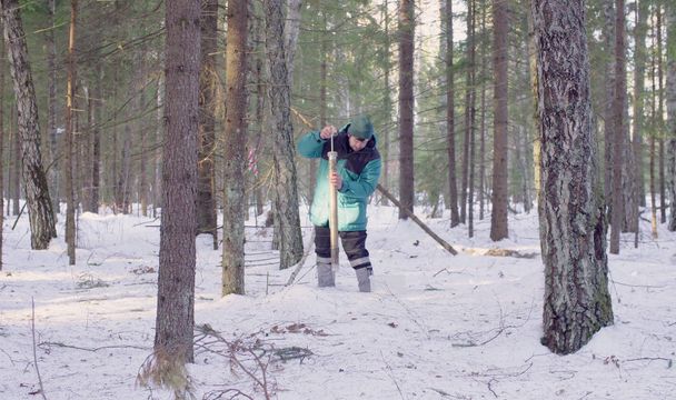 Ο οικολόγος παίρνει δείγματα χιονιού - Φωτογραφία, εικόνα