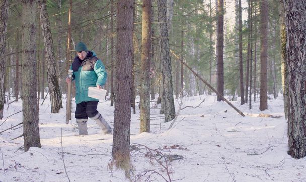 Ο οικολόγος παίρνει δείγματα χιονιού - Φωτογραφία, εικόνα