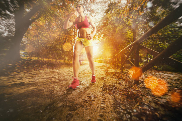 Correr al aire libre rodeado de naturaleza para un estilo de vida saludable
 - Foto, Imagen