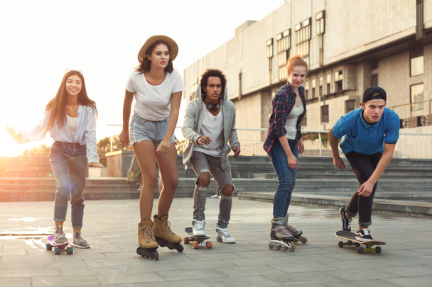 Groupe d'adolescents faisant des activités en zone urbaine
 - Photo, image