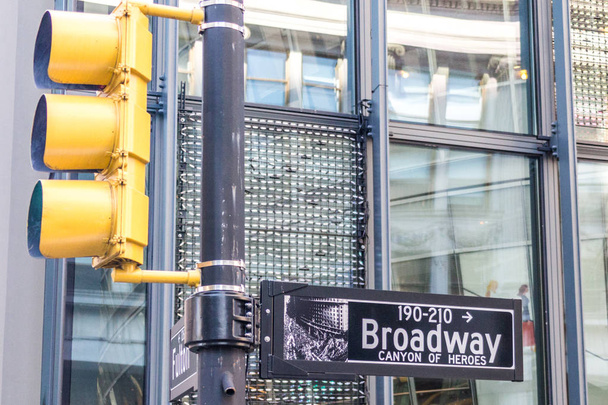 Cartel callejero de Broadway en Nueva York, Estados Unidos
 - Foto, imagen