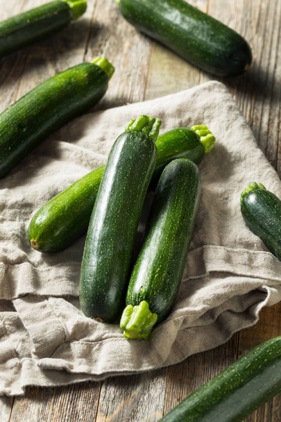Raw Green Organic Zucchini - Foto, Imagen