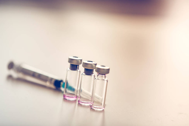 ワクチンは医学的背景をボトルに入れられます。アンチvaxコンセプト - 写真・画像