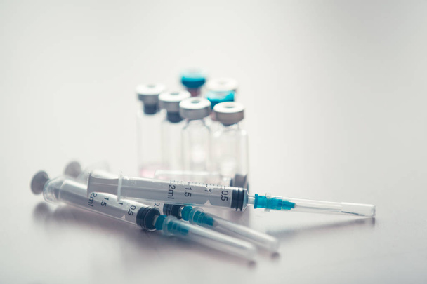 Вакцини пляшки медичного фону. Anti Vax концепції - Фото, зображення