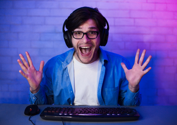 Happy Iloinen Gamer Winning Online Tietokonepeli
 - Valokuva, kuva