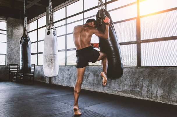 Muay Thai Fighter training in de sportschool met de punch Bag - Foto, afbeelding