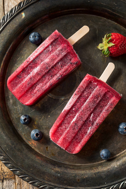 Homemade Frozen Kombucha Berry Popsicles - Фото, изображение