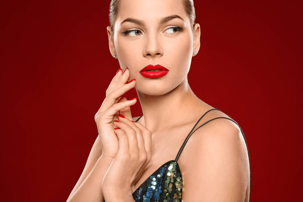 Mooie jonge vrouw met heldere manicure op kleur achtergrond, close-up. Nagellak trends - Foto, afbeelding