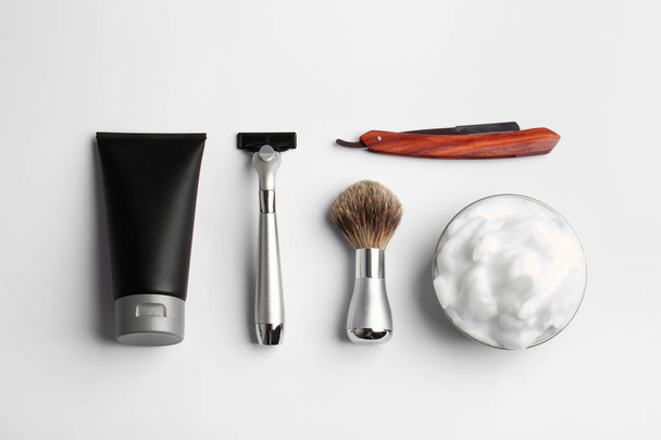 Borotválkozó felszerelés és férfi kozmetikai termékek készlet világos háttérrel, felülnézet - Fotó, kép