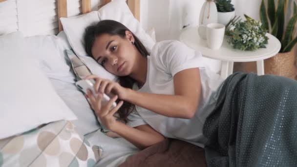 Beautiful girl sleeps and woke up by phone call early in morning, slow motion - Footage, Video