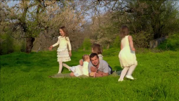 szczęśliwa rodzina z dziećmi - Materiał filmowy, wideo