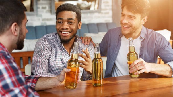 Лучшие друзья встречаются и пьют пиво в баре
 - Фото, изображение