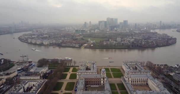 Volando hacia Canary Wharf sobre las imágenes aéreas 4K de la Universidad de Greenwich
 - Imágenes, Vídeo