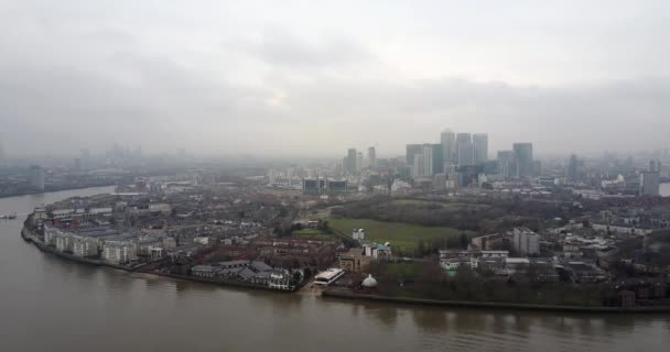 Thames Nehri'nin panoramik havadan görünümü ve Londra şehri 4k görüntülerine genel bakış - Video, Çekim