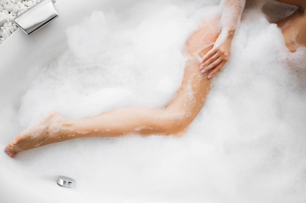 Corpo de mulher em espuma de banho, vista superior
 - Foto, Imagem