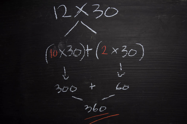 Sluit wiskundige formules op een schoolbord. Onderwijsconcept - Foto, afbeelding