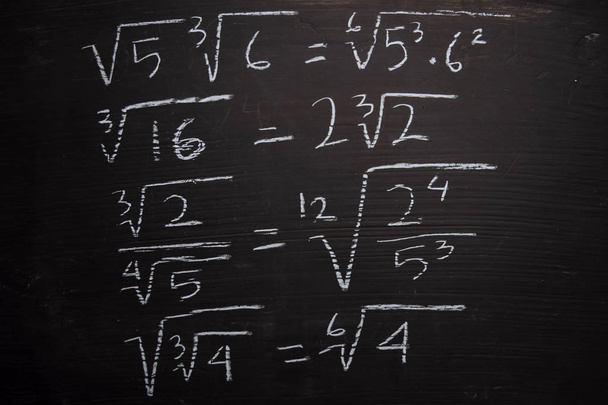 Закрыть математические формулы, написанные на доске. Концепция образования
 - Фото, изображение