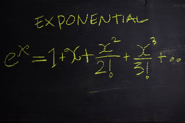 Fermez les formules mathématiques écrites sur un tableau noir. Concept d'éducation
 - Photo, image