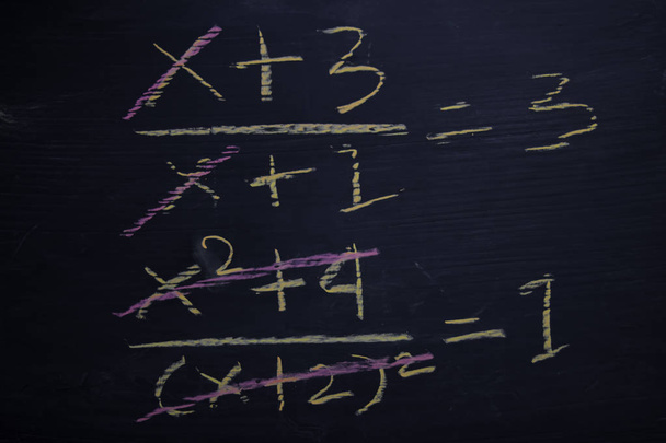 Fermez les formules mathématiques écrites sur un tableau noir. Concept d'éducation
 - Photo, image