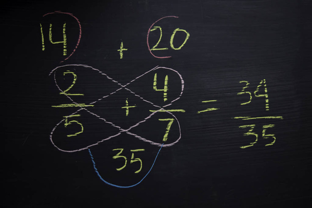 Feche as fórmulas matemáticas escritas em um quadro negro. Conceito de educação
 - Foto, Imagem