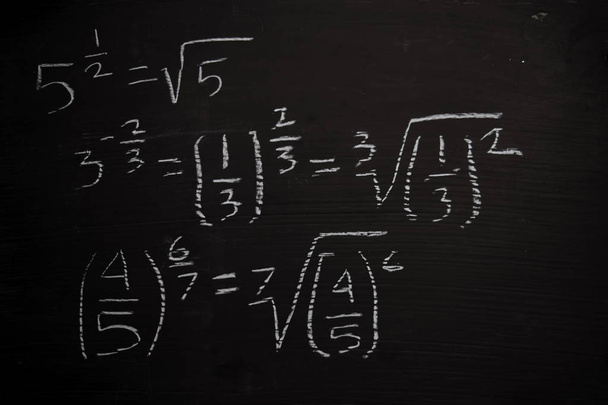 Lähikuva matematiikan kaavoja kirjoitettu liitutaulu. Koulutuksen käsite
 - Valokuva, kuva