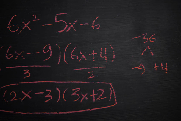 Feche as fórmulas matemáticas escritas em um quadro negro. Conceito de educação
 - Foto, Imagem