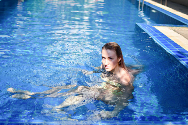 Όμορφη σέξι κυρία με μπικίνι που ποζάρει στην πισίνα. Λιμάνι πόλης - Φωτογραφία, εικόνα