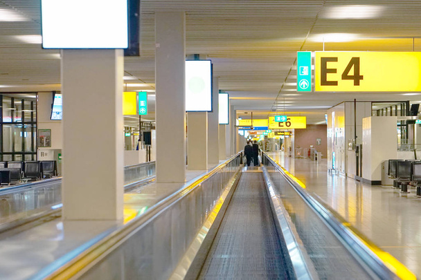 escada rolante horizontal, slidewalk, ou moveator em um aeroporto
. - Foto, Imagem