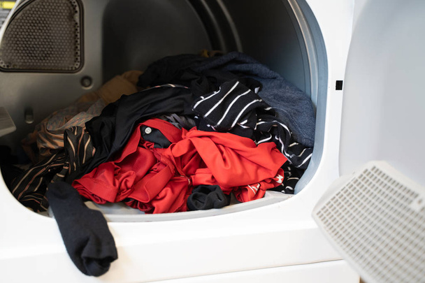 洗濯乾燥機の中に座っている衣類、折りたたむ準備ができて - 写真・画像