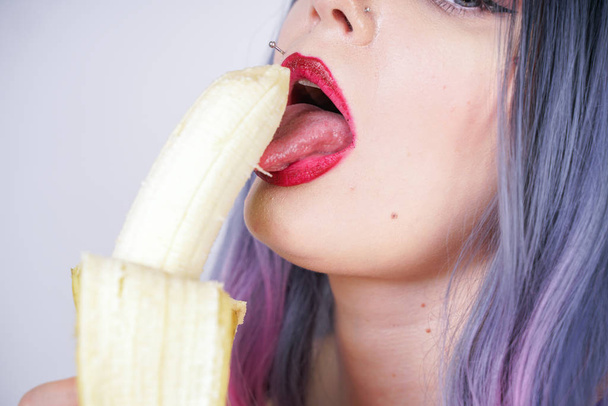 erotikus kaukázusi pufó lány egy átlátszó fehérnemű Baby ruha nyúl füle élvezi banán és szexuális Flört fehér stúdió háttérben - Fotó, kép