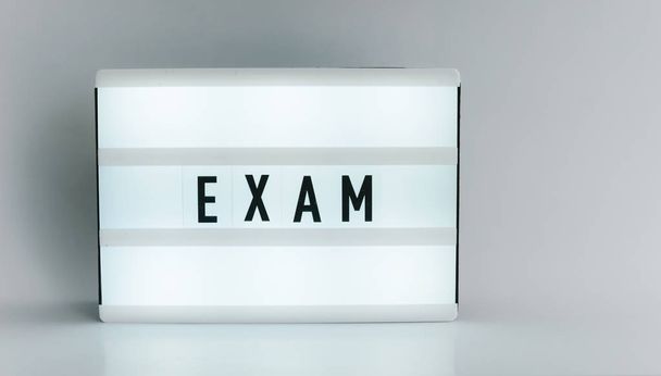 Caja ligera con el titular EXAM con copyspace, sobre fondo blanco
  - Foto, Imagen