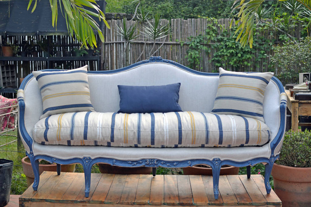 sininen, keltainen ja valkoinen antiikki sohva
 - Valokuva, kuva