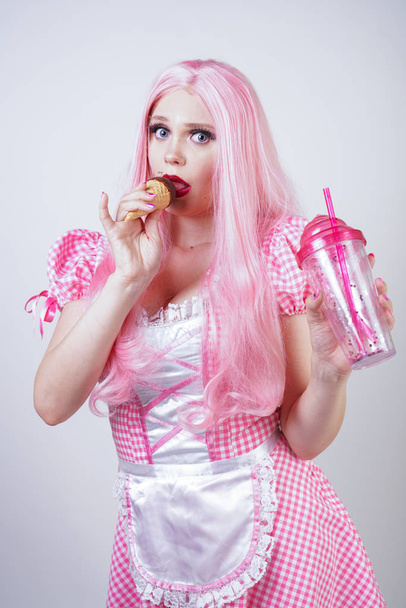 ερωτικό Καυκάσιος παχουλός κορίτσι σε ροζ καρό κούκλα φόρεμα κρατά νόστιμο καλοκαίρι παγωτό και σέξι φλερτάρουν σε λευκό φόντο στούντιο - Φωτογραφία, εικόνα