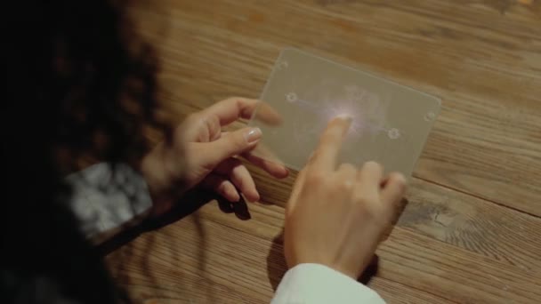 Handen houden tablet met tekst contract - Video