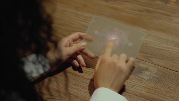 Las manos sostienen la tableta con texto Fintech
 - Imágenes, Vídeo