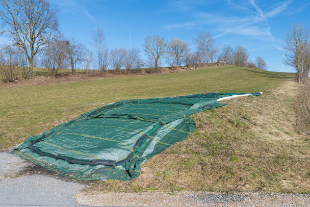 Критий елеватор з силосом навесні, Німеччина - Фото, зображення
