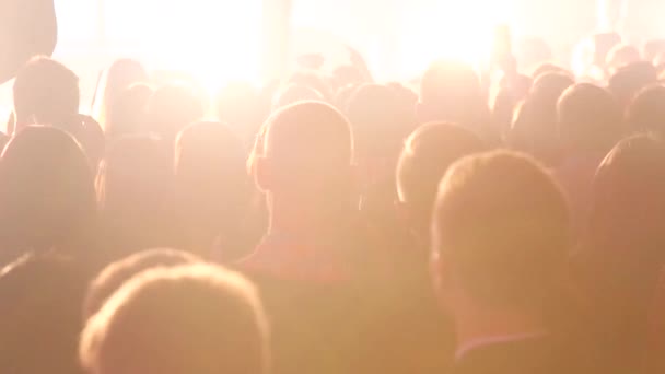 Bir müzik festivalinde elleri havada olan seyirciler. Canlı müzik festivalinde konser kalabalığı - Video, Çekim