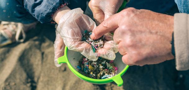 Ponceuse avec microplastiques sur la plage
 - Photo, image
