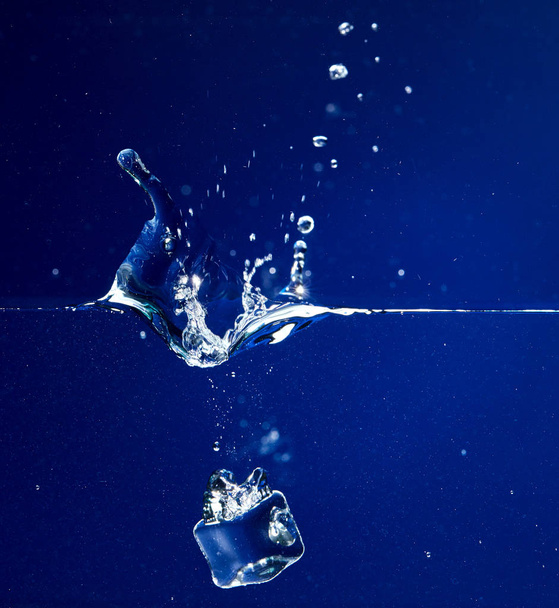 水中に落下アイス キューブ クローズ アップ  - 写真・画像