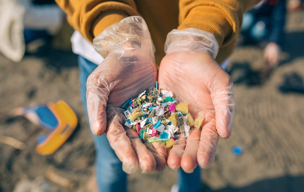 Hände mit Mikroplastik am Strand - Foto, Bild